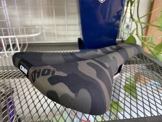 DMR＊OiOi サドル 迷彩CAMOカラー Ben Deakin signature