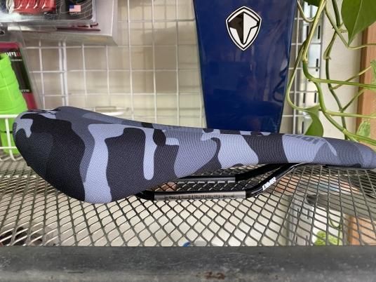 DMR＊OiOi サドル 迷彩CAMOカラー Ben Deakin signature