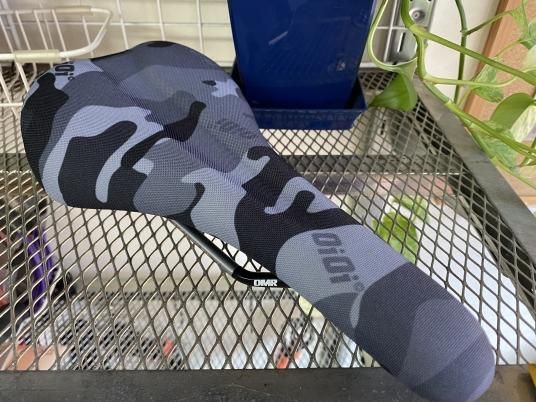 DMR＊OiOi サドル 迷彩CAMOカラー Ben Deakin signature