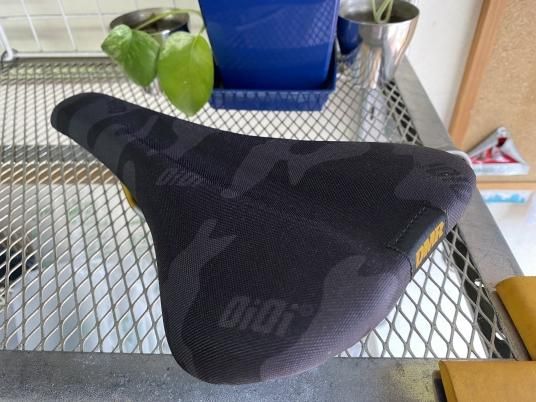 DMR＊OiOi サドル BLACK CAMO 黒迷彩 Ben Deakin signature 特別