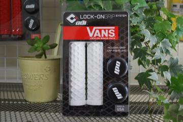 ODI VANS LOCK-ON GRIP WHITE / BLACK CLAMPS<img class='new_mark_img2' src='https://img.shop-pro.jp/img/new/icons8.gif' style='border:none;display:inline;margin:0px;padding:0px;width:auto;' />