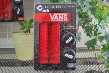 ODI VANS LOCK-ON GRIP RED / BLACK CLAMPS<img class='new_mark_img2' src='https://img.shop-pro.jp/img/new/icons8.gif' style='border:none;display:inline;margin:0px;padding:0px;width:auto;' />