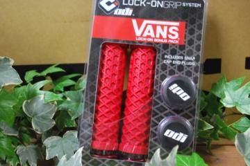 ODI VANS LOCK-ON GRIP RED/RED CLAMPS<img class='new_mark_img2' src='https://img.shop-pro.jp/img/new/icons8.gif' style='border:none;display:inline;margin:0px;padding:0px;width:auto;' />