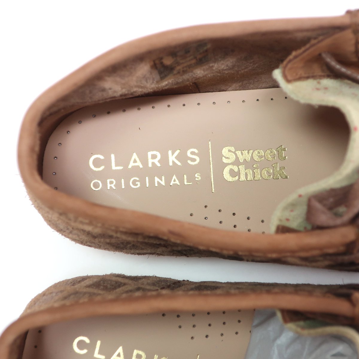 CLARKS ORIGINALS x SWEET CHICK WALLABEE BOOT BROWN/RED