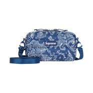 <img class='new_mark_img1' src='https://img.shop-pro.jp/img/new/icons5.gif' style='border:none;display:inline;margin:0px;padding:0px;width:auto;' />22FW Supreme Puffer Side Bag Blue Paisley ( シュプリーム パファー サイドバッグ ブルー ペイズリー柄 青 ウエストバッグ ショルダーバッグ )