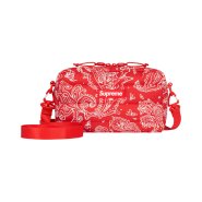 <img class='new_mark_img1' src='https://img.shop-pro.jp/img/new/icons5.gif' style='border:none;display:inline;margin:0px;padding:0px;width:auto;' />22FW Supreme Puffer Side Bag Red Paisley ( シュプリーム パファー サイドバッグ レッド ペイズリー柄 赤 ウエストバッグ ショルダーバッグ )