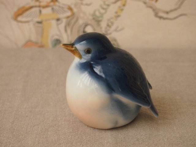 ぷっくりとした青い鳥の陶器置物 - アンティーク食器と雑貨のお店
