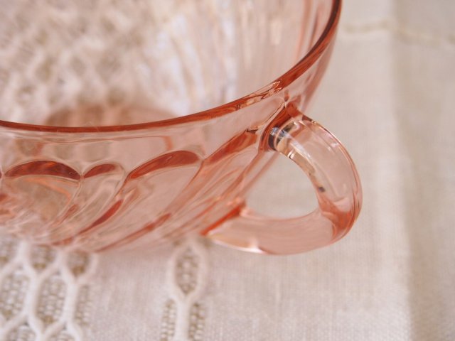 フランスarcorocピンク色の曲線ガラスカップ - アンティーク食器と雑貨のお店 lincs.［リンクス］  フランス、イギリス、オランダ、ベルギー、ドイツのアンティークプレートなど