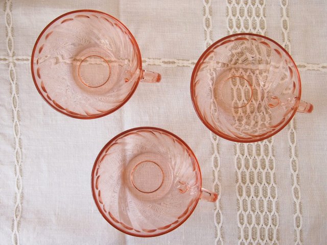 フランスarcorocピンク色の曲線ガラスカップ - アンティーク食器と雑貨のお店 lincs.［リンクス］ フランス 、イギリス、オランダ、ベルギー、ドイツのアンティークプレートなど