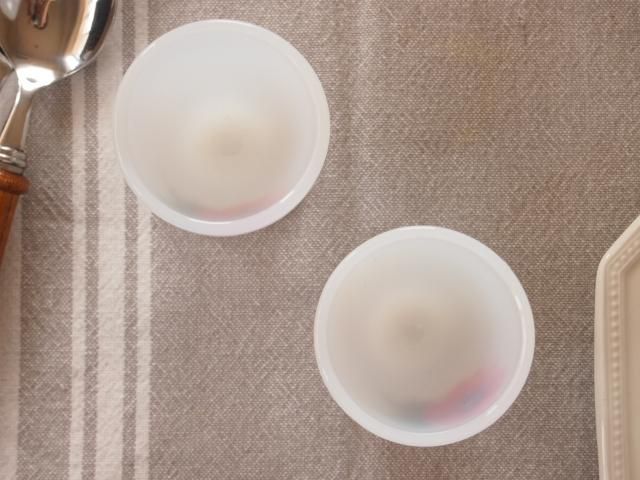 赤いお花のミルクガラスエッグスタンド - アンティーク食器と