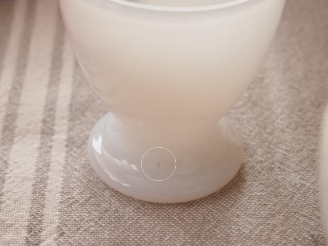 赤いお花のミルクガラスエッグスタンド - アンティーク食器と
