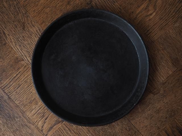趣きのある黒の金属製トレイ - アンティーク食器と雑貨のお店