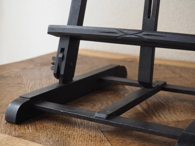 黒の小振りな木製イーゼル - アンティーク食器と雑貨のお店