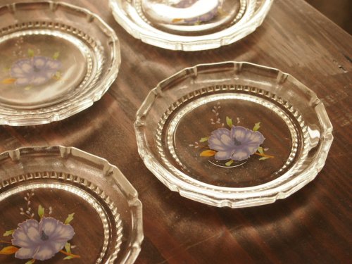 紫色のお花プリントガラスコースター - アンティーク食器と雑貨のお店 lincs.［リンクス］  フランス、イギリス、オランダ、ベルギー、ドイツのアンティークプレートなど