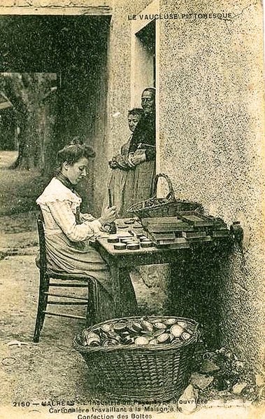 20世紀初頭、自宅でカルトナージュをする女性。ヴァルレアス