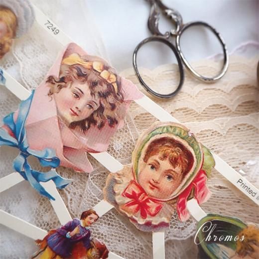 真鍮製リボンと花のレリーフオーバルフレーム　フランスアンティーク　クロモス入り 真鍮製リボンと花のレリーフオーバルフレーム フランス