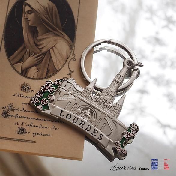 フランスの巡礼地ルルドの聖堂を立体的に表現したキーホルダー。バラの