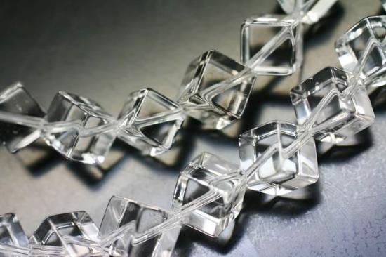 対角線穴】 高品質天然水晶（クォーツ）キューブ（立方体）8*8mm