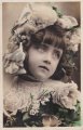 Carte Postale Ancienne＊花束を持つボンネットの可愛い少女<img class='new_mark_img2' src='https://img.shop-pro.jp/img/new/icons48.gif' style='border:none;display:inline;margin:0px;padding:0px;width:auto;' />