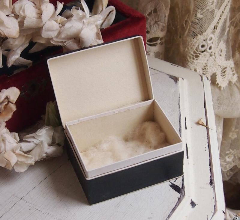 クロモスが貼られた紙箱＊薔薇と少年 - BLEU CURACAO FRANCE