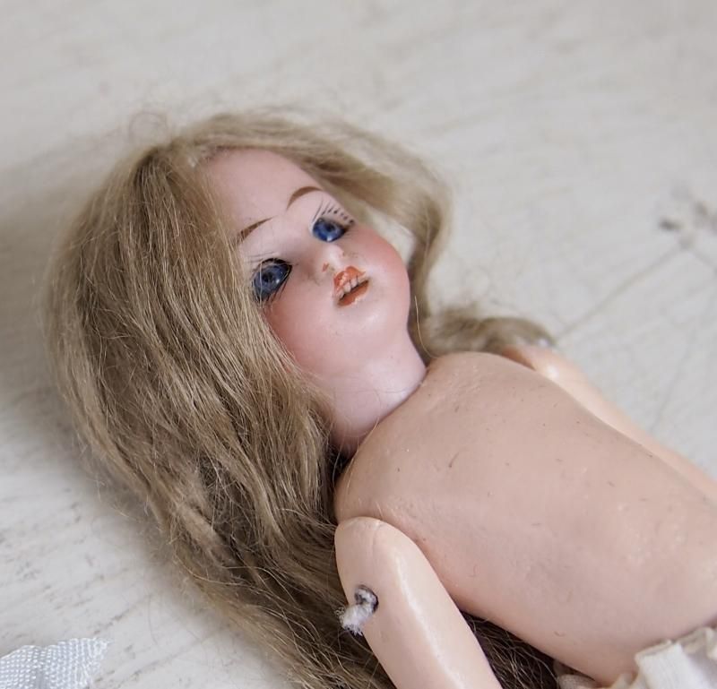 素敵なアンティーク小物と女の子 - BLEU CURACAO FRANCE