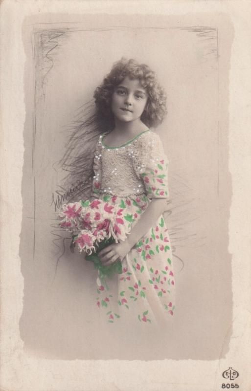 お庭のお花を摘む少女 - BLEU CURACAO FRANCE