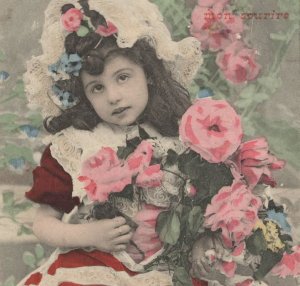 Carte Postale Ancienne お花束を抱える女の子 Bleu Curacao France