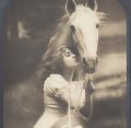 Carte postale ancienne＊白い馬にキスする美しい女性<img class='new_mark_img2' src='https://img.shop-pro.jp/img/new/icons48.gif' style='border:none;display:inline;margin:0px;padding:0px;width:auto;' />