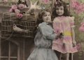 Carte postale ancienne＊白ハトと遊ぶ少女たち＊A<img class='new_mark_img2' src='https://img.shop-pro.jp/img/new/icons48.gif' style='border:none;display:inline;margin:0px;padding:0px;width:auto;' />