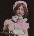 Carte postale ancienne＊子羊のおもちゃを貰った女の子