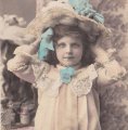Carte postale ancienne＊お人形のようなワンピの少女<img class='new_mark_img2' src='https://img.shop-pro.jp/img/new/icons48.gif' style='border:none;display:inline;margin:0px;padding:0px;width:auto;' />