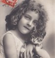 Carte postale ancienne＊子猫を抱く女の子<img class='new_mark_img2' src='https://img.shop-pro.jp/img/new/icons48.gif' style='border:none;display:inline;margin:0px;padding:0px;width:auto;' />