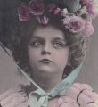 Carte postale ancienne＊薔薇を飾った可愛い帽子の少女