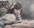 Carte postale ancienne＊コレクションブックを眺める女の子