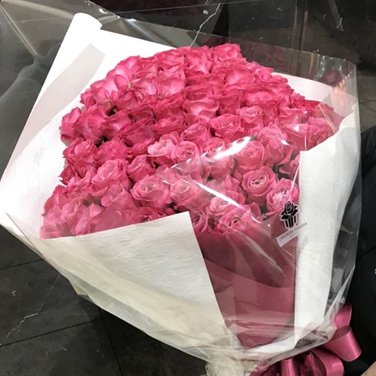 【ちきりやガーデン】生花・ワンサイドブーケ・ピンクのバラの花束（100本）