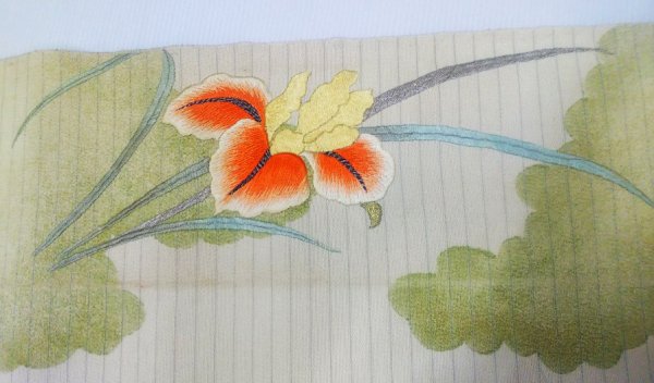 アンティーク・アイボリー地菖蒲刺繍単帯 - はきもの・きもの 弥生