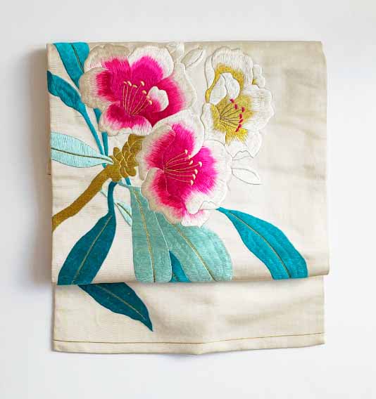 アンティーク・オフ白地鮮やかな石楠花刺繍名古屋帯 - はきもの・きもの 弥生