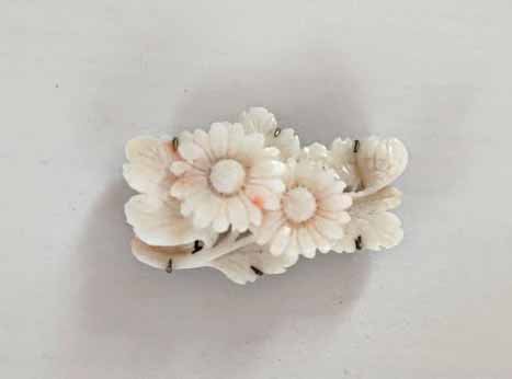 アンティーク帯留め・白珊瑚の小菊 - はきもの・きもの 弥生