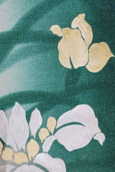 アンティーク・銀通し地グリーン染めに二色の花菖蒲刺繍入り名古屋帯