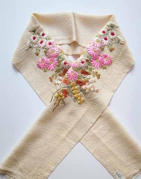 ■6234■アンティーク■正絹縮緬■時代物　肌色　揚羽蝶と藤桔梗　刺繍半衿■ □6234□アンティーク□正絹縮緬□時代物 肌色 揚羽蝶と藤桔梗