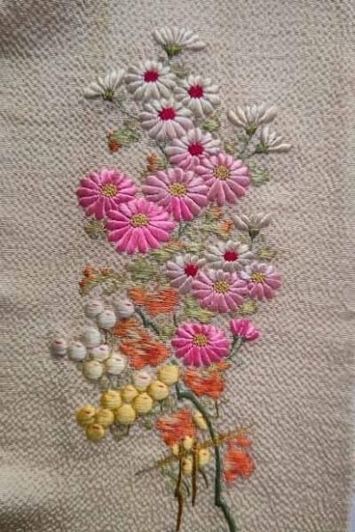 アンティーク半襟・アイボリー鬼縮緬地カラフルな小菊の手刺繍