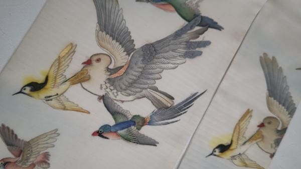 アンティークお仕立品・オフシロ地鳩やツバメ鳥たちの絽刺繍入り