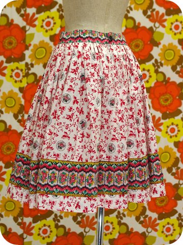 白地に赤い花柄とカラフル花ライン入りスカート メトロポリタン オンライン レトロ ヴィンテージ古着 通販