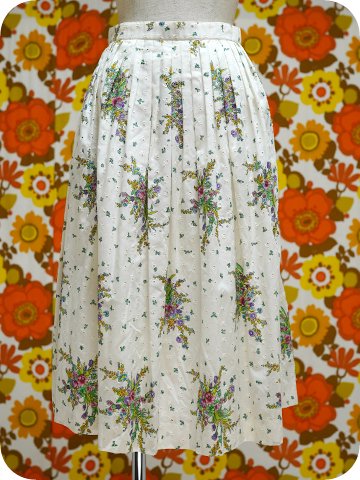 白花刺繍地にカラフル花柄プリントスカート メトロポリタン オンライン レトロ ヴィンテージ古着 通販
