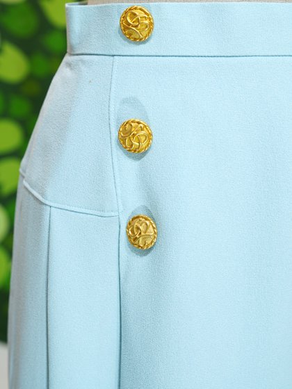 水色地に金のダブル飾りボタン付きミニ丈スカート - メトロポリタン