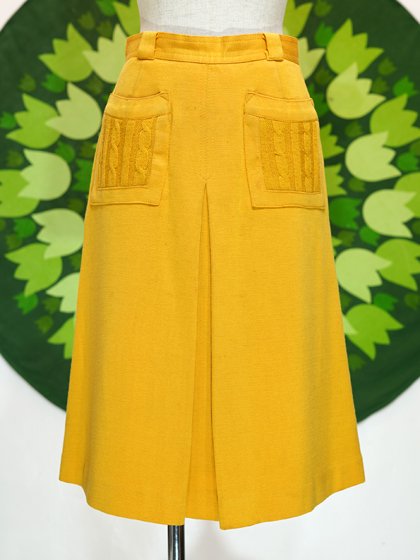 ポケット付き濃い黄色のボックスプリーツスカート - メトロポリタン 