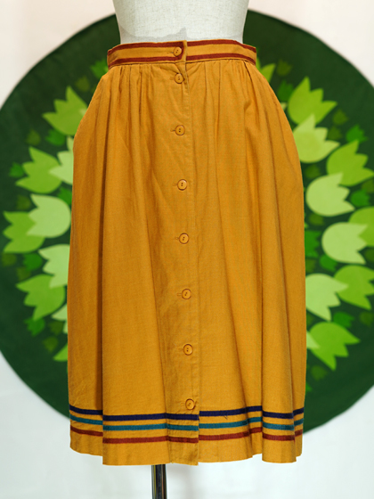 裾に三本ウエストに二本ライン入り黄土色スカート - メトロポリタン