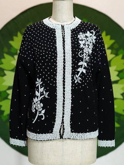 黒地に白の花柄ビーズ刺繍カーディガン - メトロポリタン オンライン