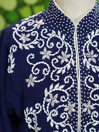 紺地に白の花柄ビーズ刺繍チャイナカーディガン - メトロポリタン