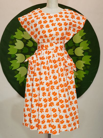オレンジの花柄ポケットにリボン付きフレンチスリーブワンピース - メトロポリタン オンライン（レトロ・ヴィンテージ古着 通販）